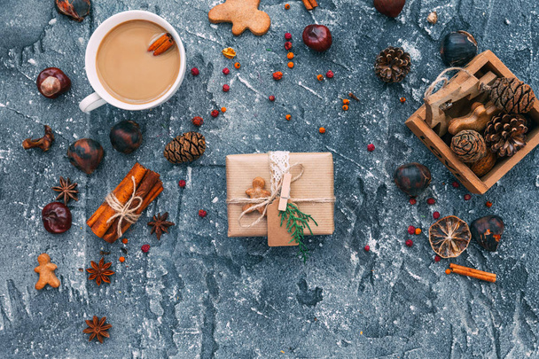 Elegantní vánoční dárky ručně vyráběné dárkové krabice představuje na hnědém papíře s přírodní dekorace a šálek kávy. Plochá laických složení - Fotografie, Obrázek