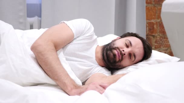 ひげベッドの側では、睡眠、リラックス、休憩中に男が横になっています。 - 映像、動画