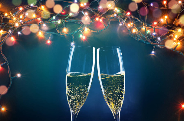 два бокала шампанского готовы принести в Новый год - праздник л
 - Фото, изображение