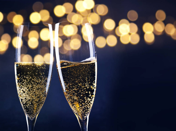 ホリデイ ・ l - 新しい年をもたらす準備ができて 2 つのシャンパン グラス - 写真・画像