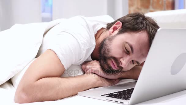 Ο άνθρωπος στον ύπνο ενώ εργάζεστε το Laptop στο κρεβάτι - Πλάνα, βίντεο