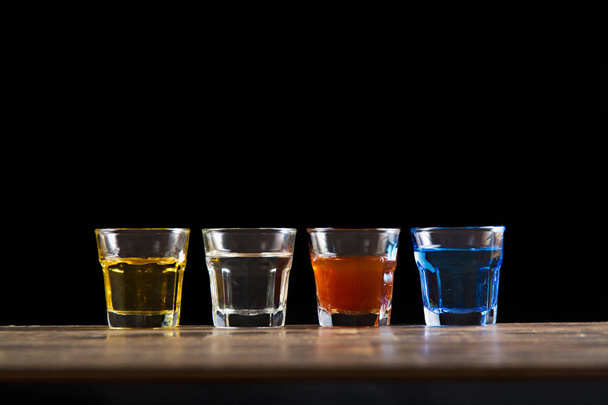 quatro diferentes bebida tiro
 - Foto, Imagem