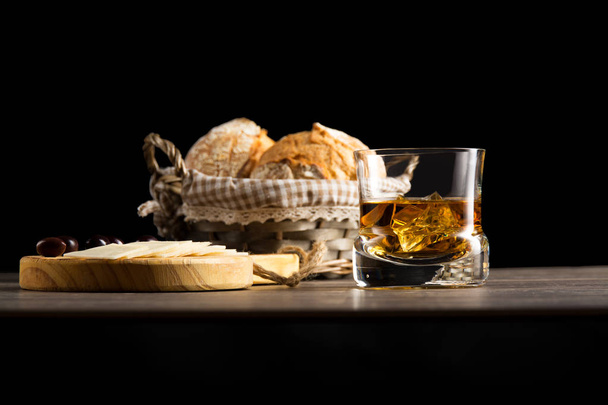 sklenice whisky v dark ambientu  - Fotografie, Obrázek