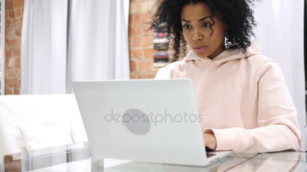 Shocked, Wondering Afro-American Woman Working on Laptop, Sitting at Home - Materiał filmowy, wideo