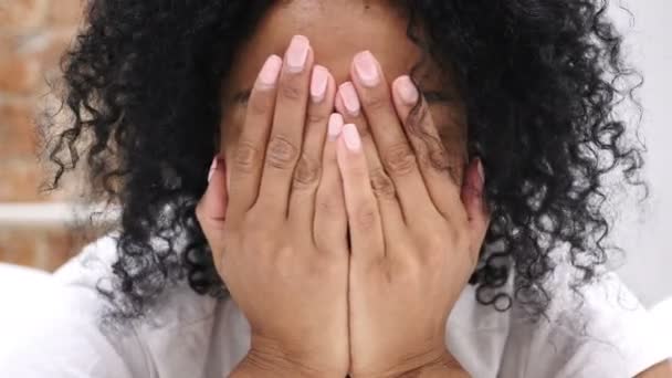 Zblízka Afro-American obličeji Žena plachý překvapil, láska - Záběry, video