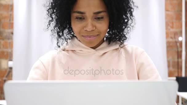 Agitando a cabeça para não, jovem afro-americano mulher trabalhando no laptop em casa
 - Filmagem, Vídeo