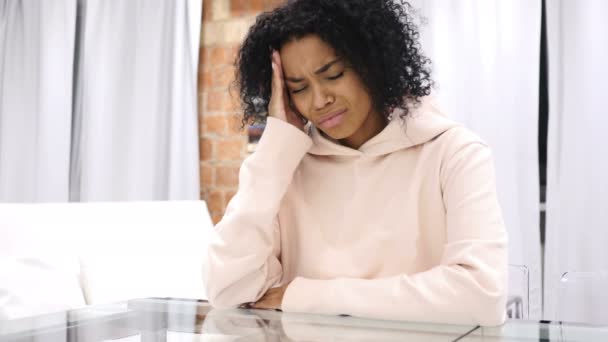 Tensão e dor de cabeça, mulher afro-americana frustrada trabalhando no laptop
 - Filmagem, Vídeo