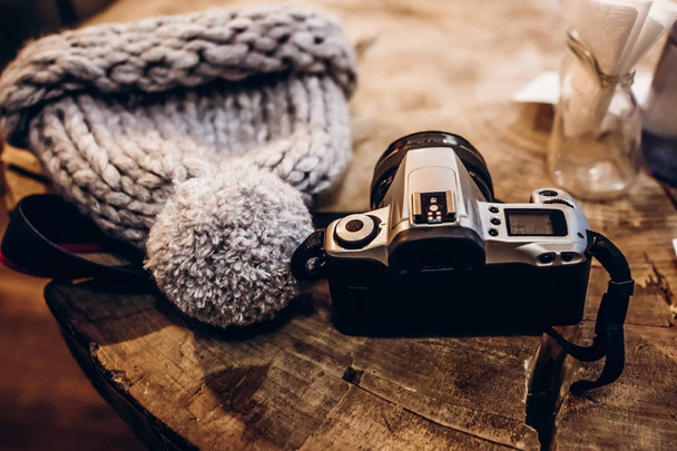 macchina fotografica e cappello caldo su tavolo di legno in caffè
 - Foto, immagini