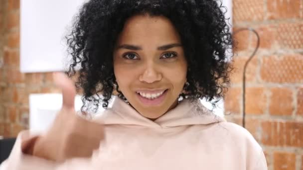 Portret afro-amerykański kobieta gestem Thumbs up, kryty - Materiał filmowy, wideo