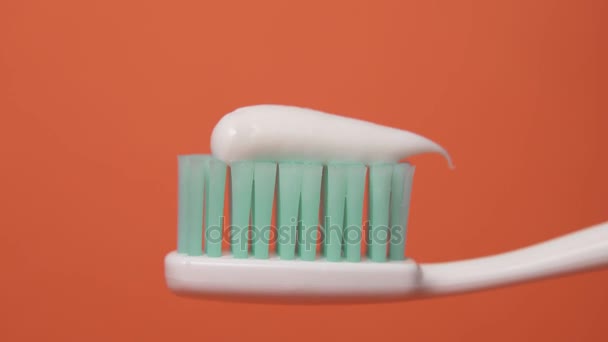 verschiedene Arten von Zahnpasta aus nächster Nähe auf eine Zahnbürste gepresst. 4k-Sequenz. - Filmmaterial, Video