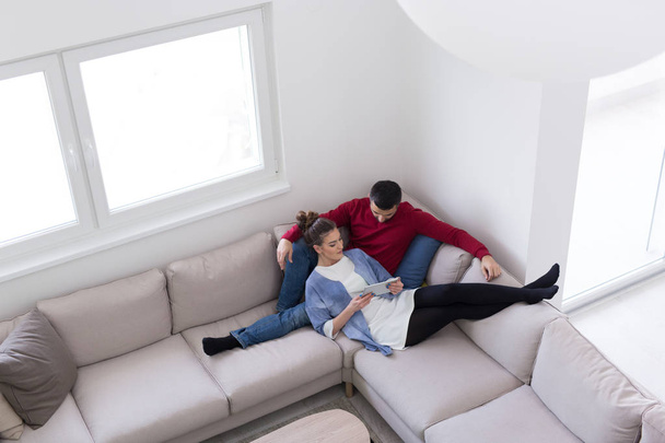 couple relaxant à la maison avec tablettes
 - Photo, image