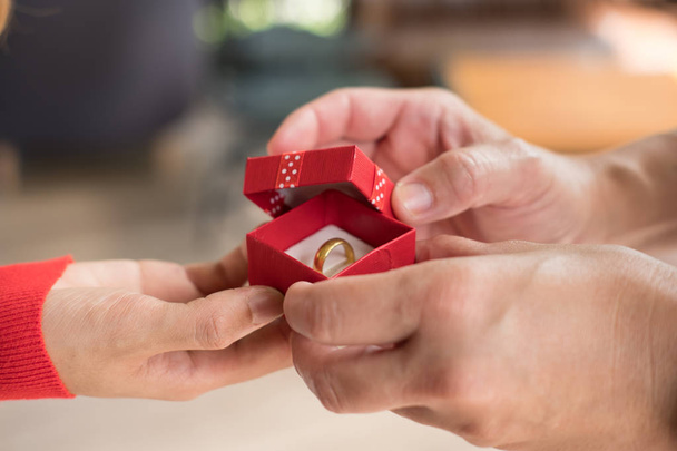 hombre dando caja de regalo con anillo de compromiso a la mujer. novio mak
 - Foto, Imagen