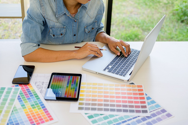 Grafický design a barevný Vzorník a pera na stole. Architectu - Fotografie, Obrázek