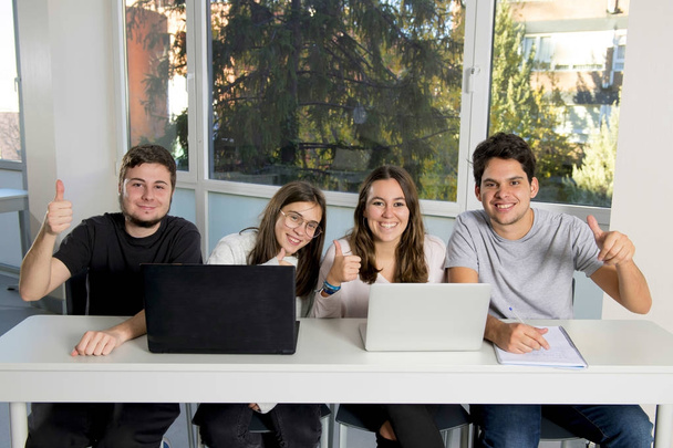 Grupa studentów młodych mężczyzn i kobiet nastolatek w szkole siedzi w klasie nauki i pracy nad projektem razem - Zdjęcie, obraz