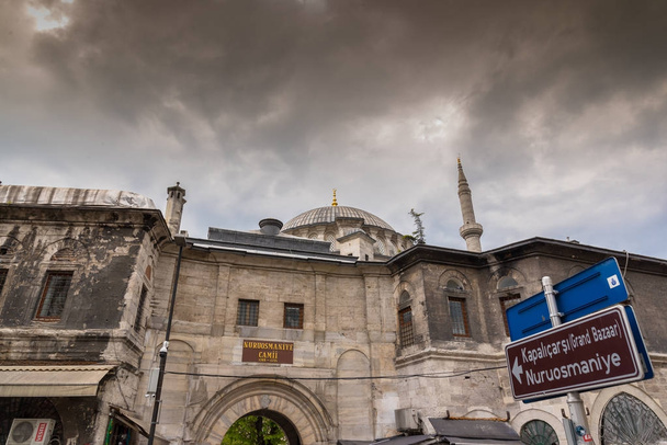 ISTANBUL, TURQUIA-ABRIL 17, 2017: Vista exterior da Mesquita Nuruosmaniye. A mesquita foi encomendada a partir da ordem do sultão Mahmut I a partir de 1748 e concluída pelo sultão Osman III em 1755.
 - Foto, Imagem