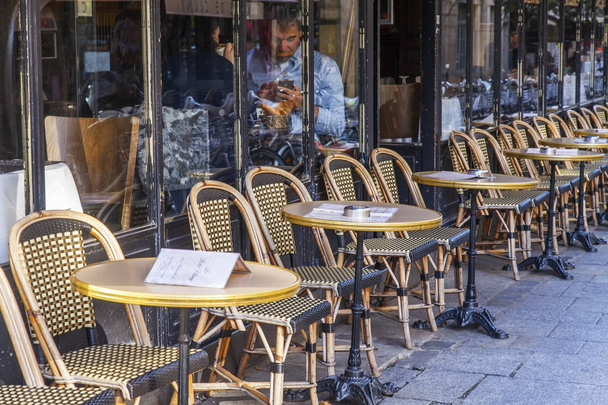 PARIS, FRANCE, on October 27, 2017. The attractive cafe with little tables on the street expects visitors in the morning. - Foto, immagini