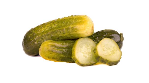 Ingemaakte komkommer geïsoleerd op een witte achtergrond. Gemarineerde ingemaakte komkommer geïsoleerd. Closeup - Foto, afbeelding