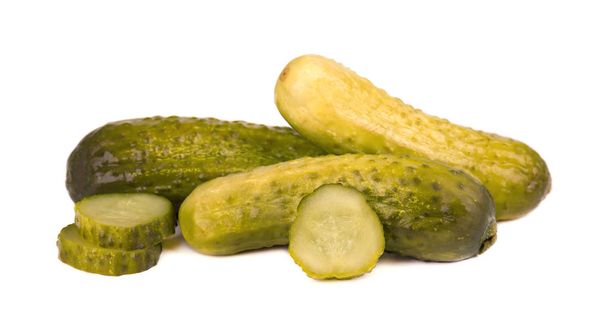 Ingemaakte komkommer geïsoleerd op een witte achtergrond. Gemarineerde ingemaakte komkommer geïsoleerd. Closeup - Foto, afbeelding
