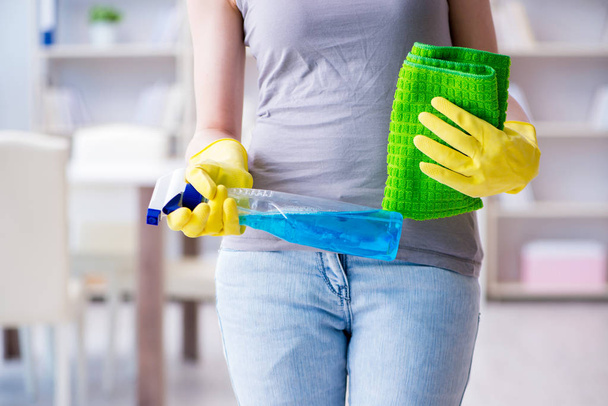 жінка робить прибирання вдома
 - Фото, зображення
