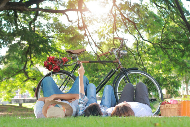 Hazudik a kerti összetartozás relaxációs boldog családi piknik  - Fotó, kép