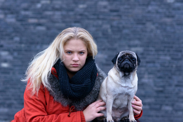 Mujer joven con su pug
 - Foto, Imagen