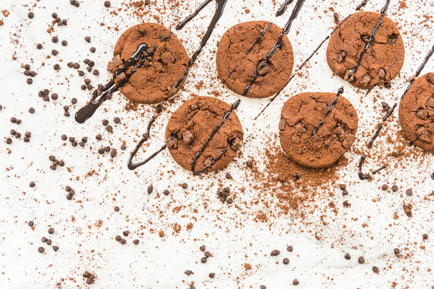Postre dulce con galletas de chispas de chocolate
 - Foto, imagen