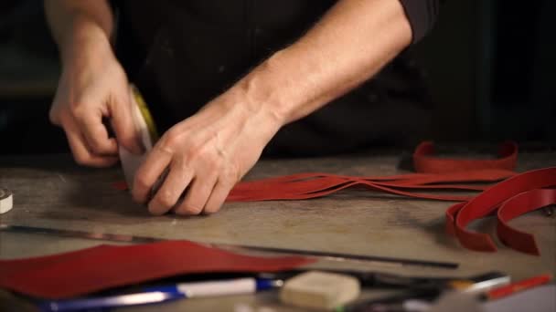 Bőrrel dolgozó kézműves - Felvétel, videó