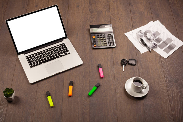 Schreibtisch mit Büromaterial und modernem Laptop mit weißer Rückenlehne - Foto, Bild
