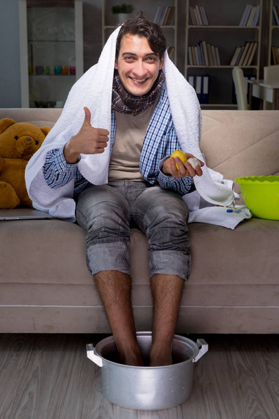 Kranker Mann wäscht sich zu Hause die Füße - Foto, Bild