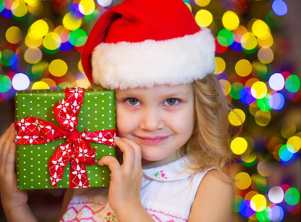girl with christmas present - Foto, afbeelding