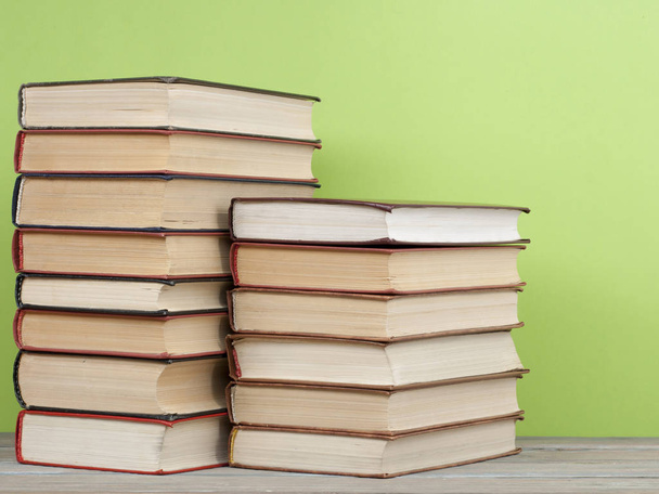 木製のテーブルにカラフルな書籍のスタック。教育の背景。学校に戻るコピーのテキストのための領域. - 写真・画像