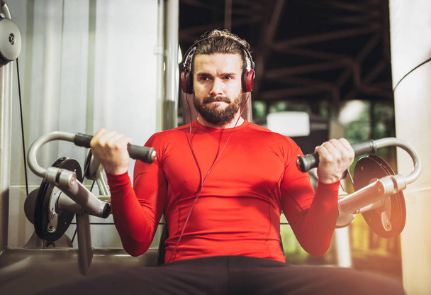 young handsome man in sportswear exercising in gym - Fotoğraf, Görsel