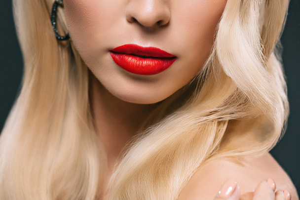 abgeschnittene Ansicht des Modells mit perfekter Haut und roten Lippen, isoliert auf grau - Foto, Bild