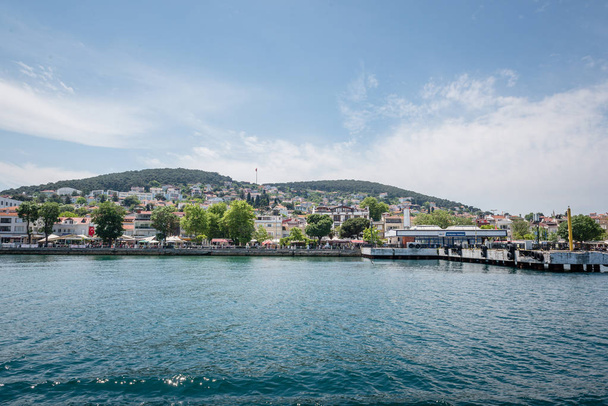 Widok na wyspie Heybeliada w Istanbul, Turcja - Zdjęcie, obraz