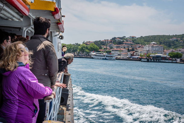 People go by ferry through Marmara sea to Princes islands - Foto, Imagen