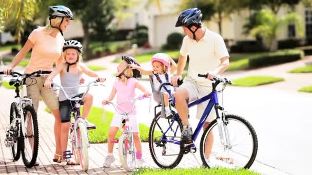 οικογένεια υγιείς, ποδηλασίας εκδρομή - Πλάνα, βίντεο