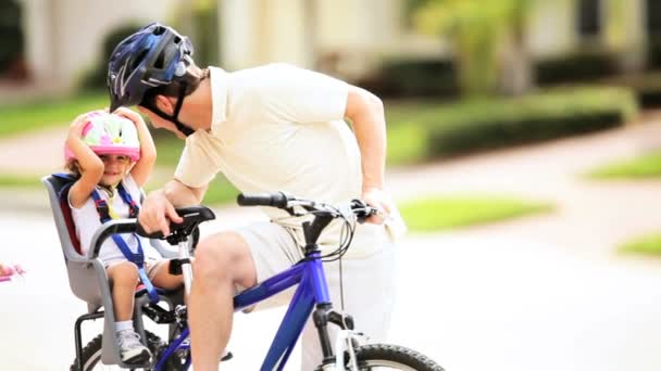 jonge vader peuter fiets kinderzitje - Video