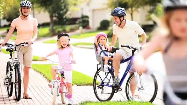 Ciclismo de estilo de vida saludable de la familia joven caucásica
 - Imágenes, Vídeo