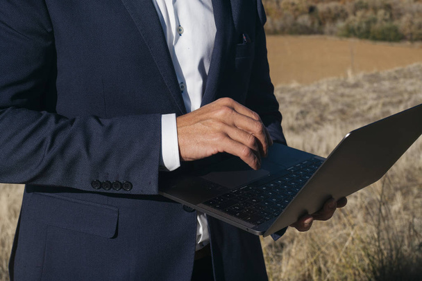 businessman with laptop on the outside - Zdjęcie, obraz