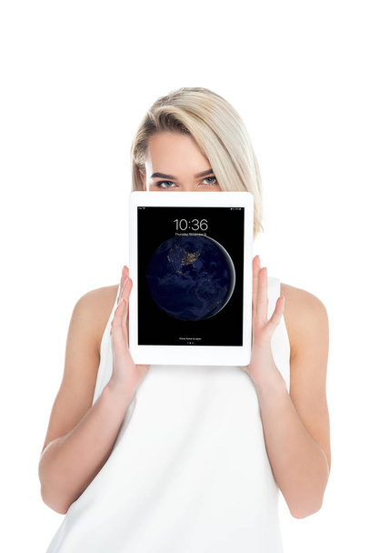 Mulher apresentando tablet digital, isolada em branco
 - Foto, Imagem