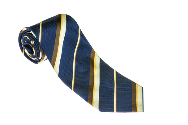 Close-up van een elegante stijlvolle band gerold en geïsoleerd op een witte achtergrond, blauwe gestreepte stropdas met gele en bruine lijnen - Foto, afbeelding