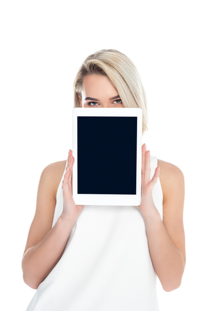 Frau präsentiert digitales Tablet mit leerem Bildschirm, isoliert auf weiß - Foto, Bild