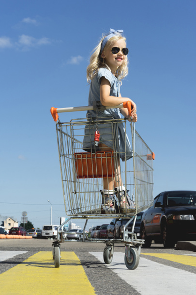 shopping cart - Foto, afbeelding