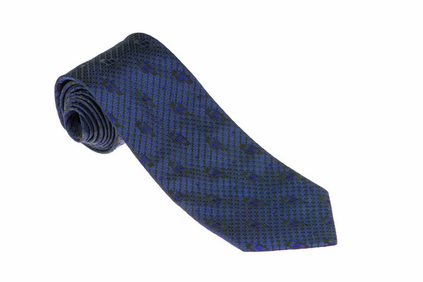 primer plano de una elegante corbata elegante enrollada y aislada sobre un fondo blanco, corbata azul oscuro con patrón abstracto
 - Foto, imagen