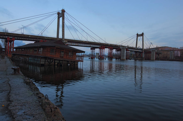 Eski terk kablo görünümü-yeni köprü için sütunlar ile yakın Rybalskii köprü kaldı. Kiev, Ukrayna - Fotoğraf, Görsel
