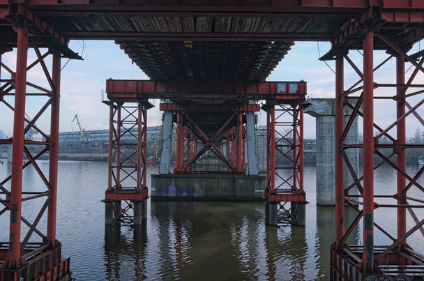 Spezielle Metallkonstruktionen stützen die Brücke und schützen vor weiterer Zerstörung. kyiv, ukrainisch - Foto, Bild