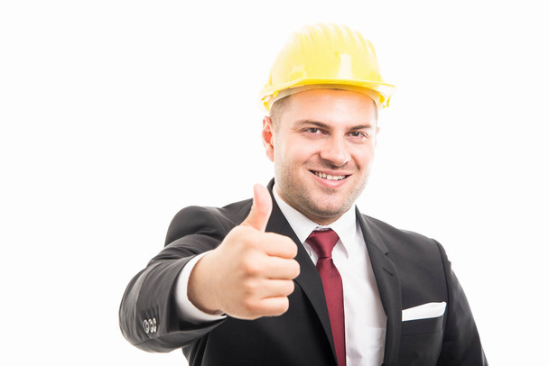 Construtor vestindo terno e chapéu duro mostrando como gesto
 - Foto, Imagem