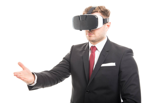 Gerente vistiendo gafas VR ofreciendo apretón de manos
 - Foto, Imagen