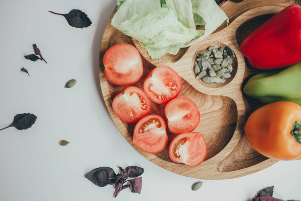 Kesme tahtası üzerinde taze sebze ile mutfak arka plan. Bir ahşap kesme tahtası, eko-stil, rustik taze sebze - Fotoğraf, Görsel