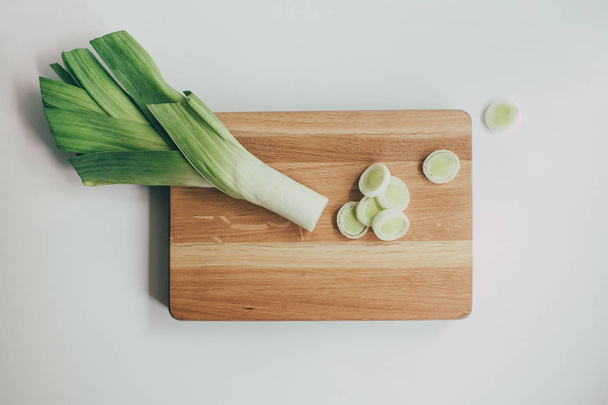comida, alimentación saludable y el concepto de nutrición calabaza en rodajas y otras verduras en la tabla de madera. Verduras frescas y verduras en una tabla de madera
 - Foto, imagen